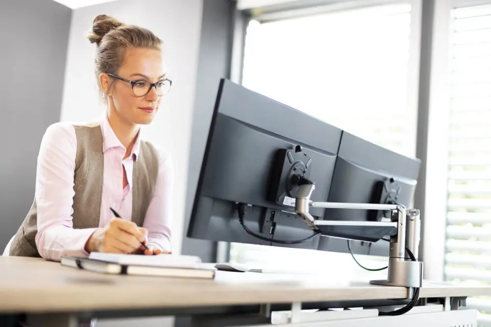 Image par défaut illustrant le propos de la page  Ergonomie – Bras support écran de buronomic
