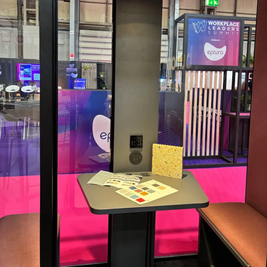 The Workplace Event : Cabine acoustique Essentielle : pour une isolation optimale dans les open spaces.