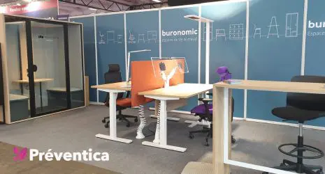 Stand buronomic à Préventica Paris 2025, présentant nos solutions d’aménagement ergonomiques et innovantes dédiées au bien-être au travail : cabines acoustiques Essentielle, bureaux réglables en hauteur Alto, fauteuil Papillon et accessoires Novus.