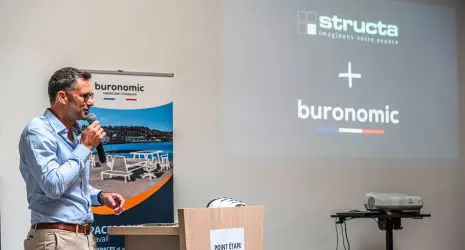 Photos de l’événement Point Étape Été 2025 organisé par Buronomic sur le site de Honfleur. Les collaborateurs et dirigeants de Buronomic et Structa réunis en extérieur pour une journée conviviale : présentation de la nouvelle organisation du groupe Structa-Buronomic, bilan du 1er semestre, remise de médailles, distribution de goodies, et moment festif autour de food trucks (pizzas, crêpes, boissons locales). Ambiance chaleureuse, échanges, sourires et esprit d’équipe sous le soleil normand.